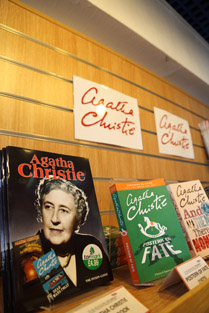 Agatha Christie Bücher in der Tourismus-Info in Torquay, www.anitaaufreisen.at