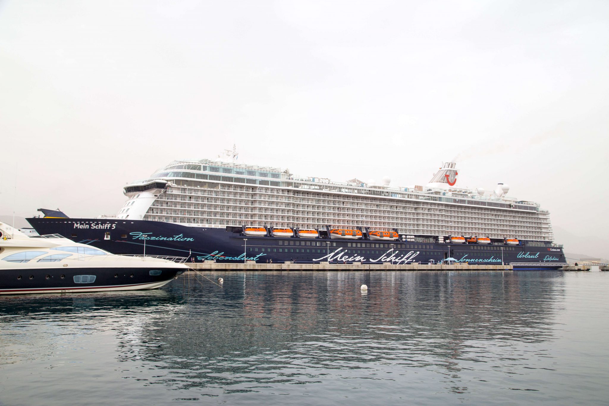 Mein Schiff 5: Besuch auf der Brücke, Kreuzfahrt inside