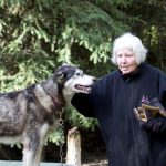 Mary Shields in Fairbanks Alaska mit Husky, Foto Anita Arneitz und Matthias Eichinger