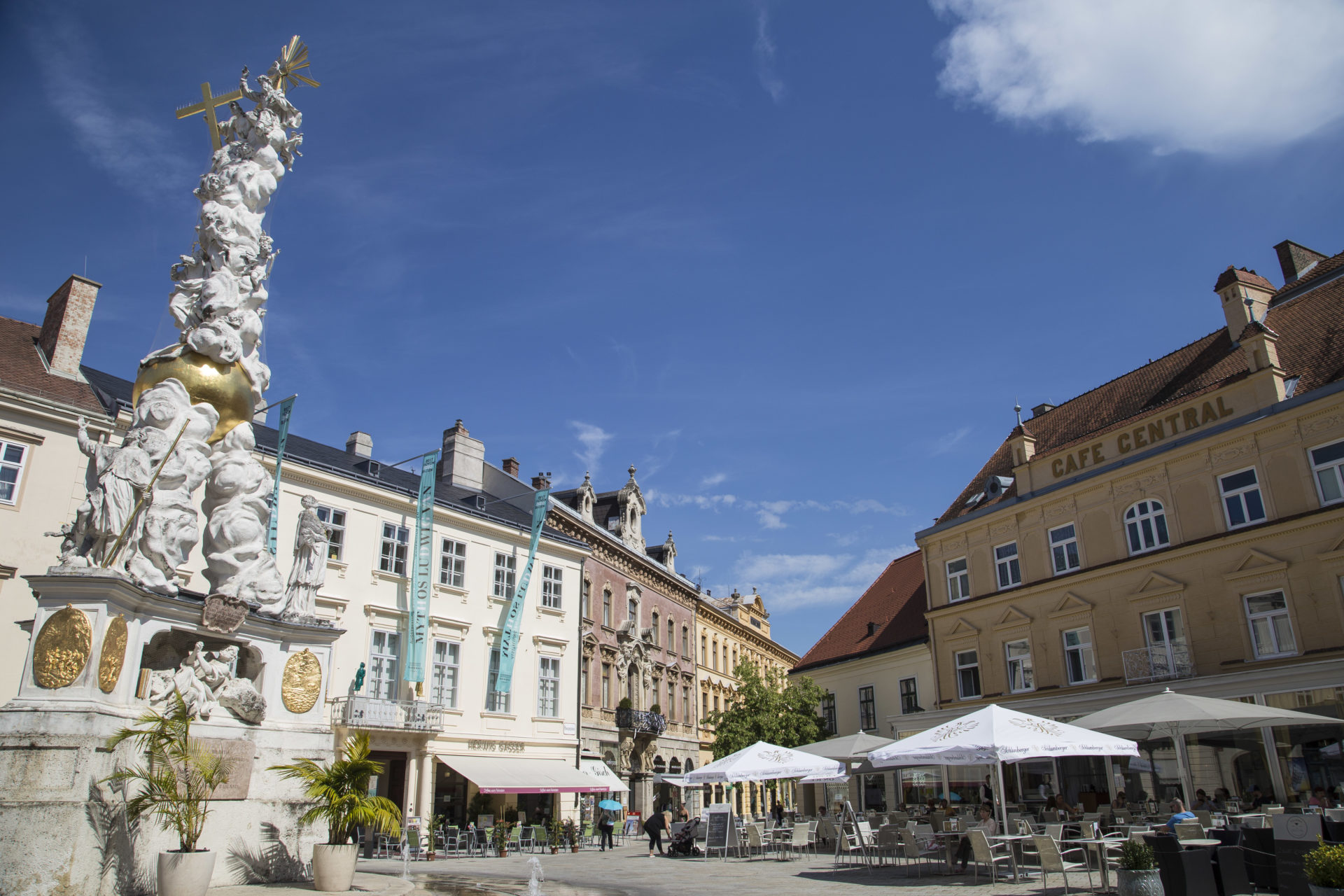 Hauptplatz Baden mit Dreifaltigkeitssäule Foto Anita Arneitz (2) - Reiseblog | Anita auf Reisen