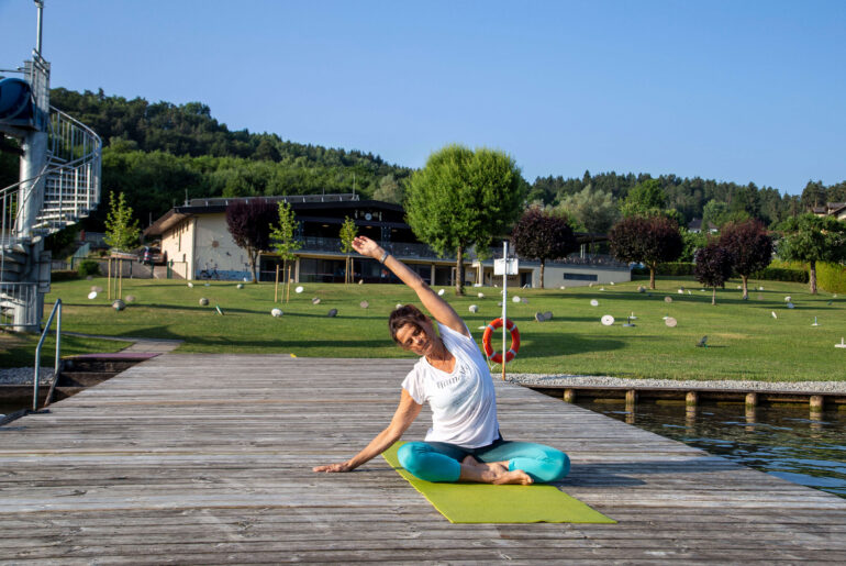 Yoga im Strandbad Schiefling mit Elke Treichl