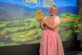 Anita Arneitz im Bühnengespräch bei der Goldenen APIS 2026, Biodiversitätspreis in Kärnten