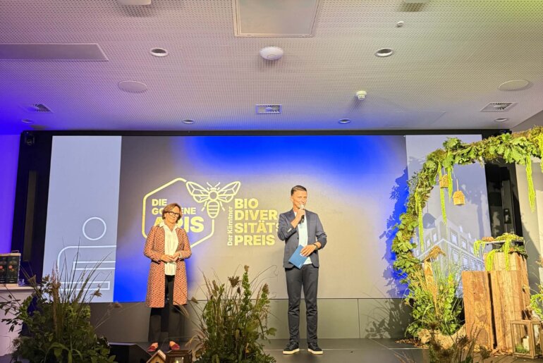 Anita Arneitz im Bühnengespräch bei der Goldenen APIS 2026, Biodiversitätspreis in Kärnten